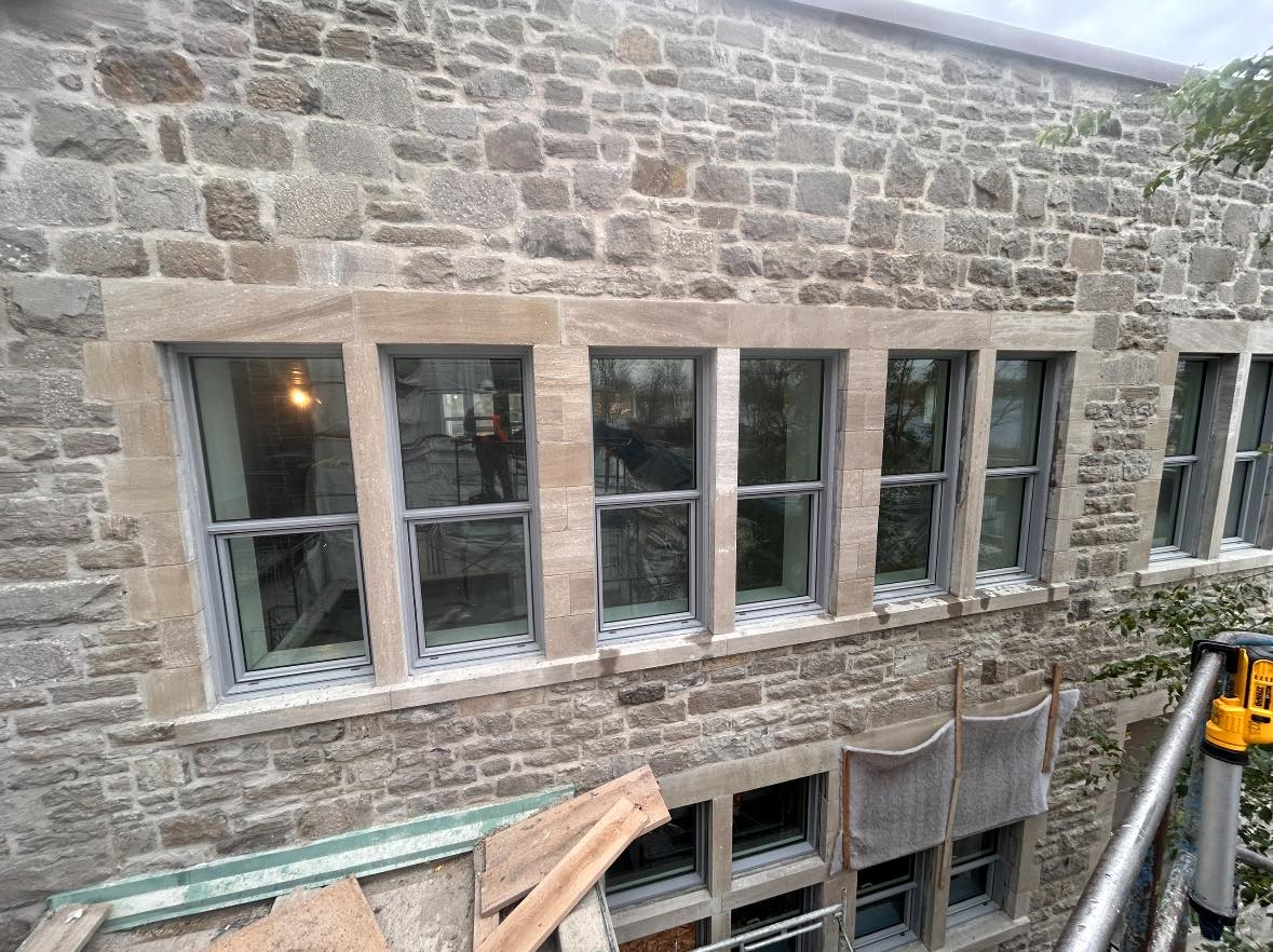 Calfeutrage professionnel autour de fenêtres commerciales — Géco Vitrerie