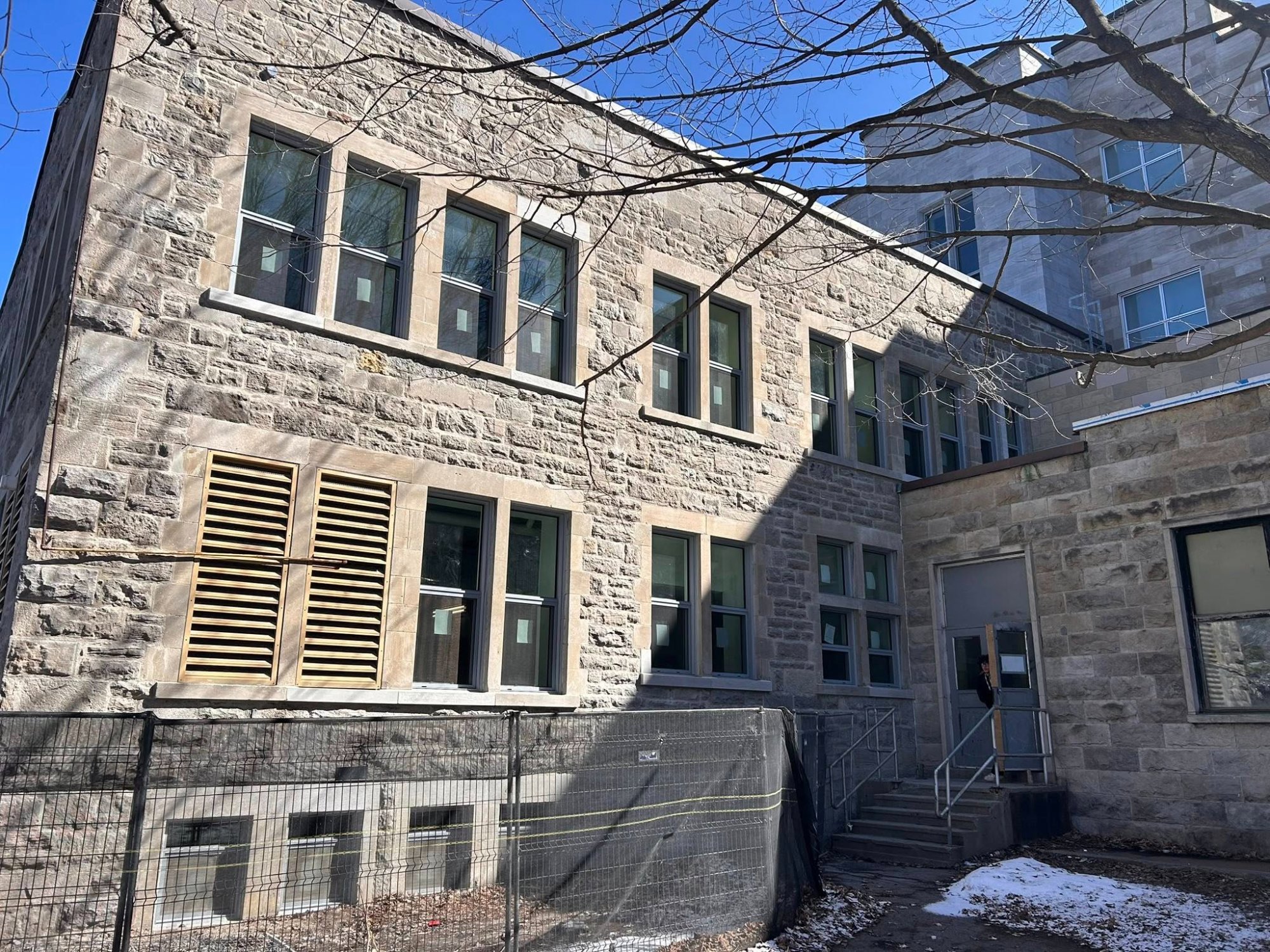 Service de calfeutrage commercial - Géco Vitrerie Montréal